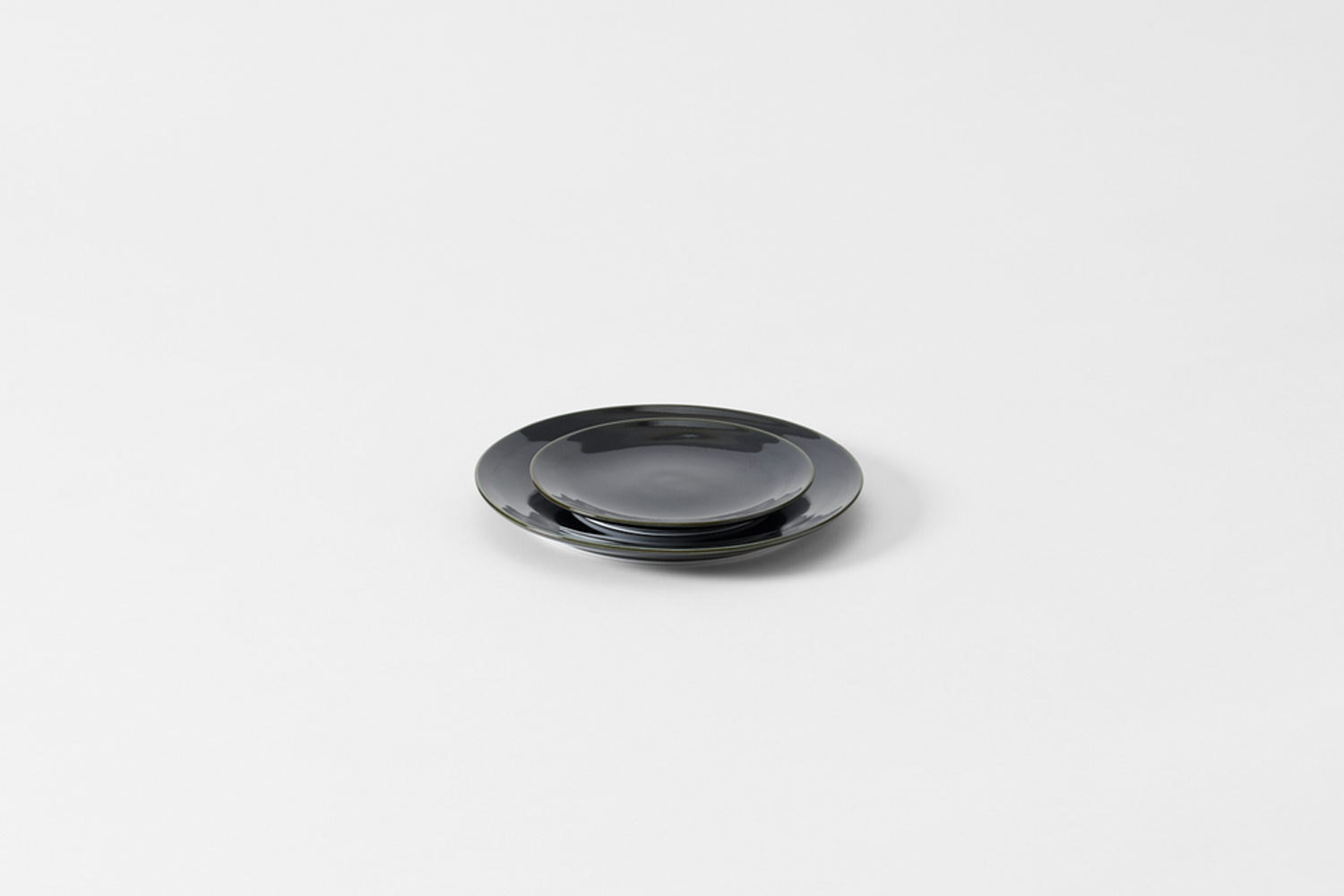 10 Easy Pieces: Black Dinner Plates