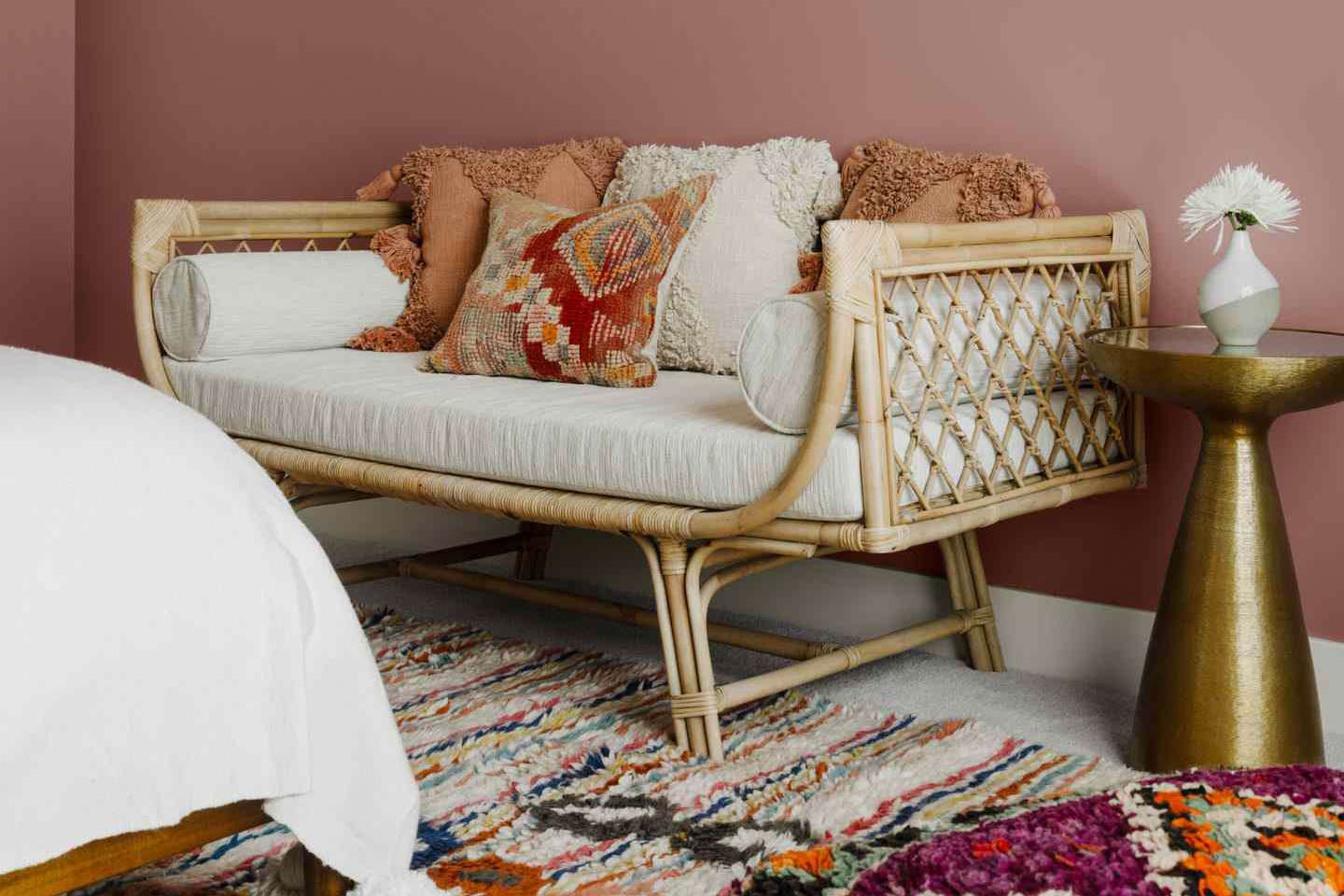 14 Creative Daybed Ideas for Small Spaces